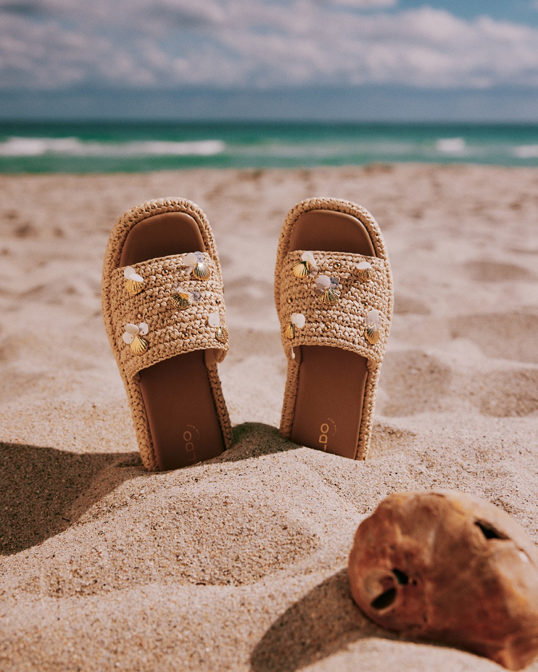 Made for sunny days.
נוחות וסטייל בכל צעד.